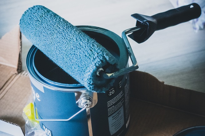 Blue paint can and roller